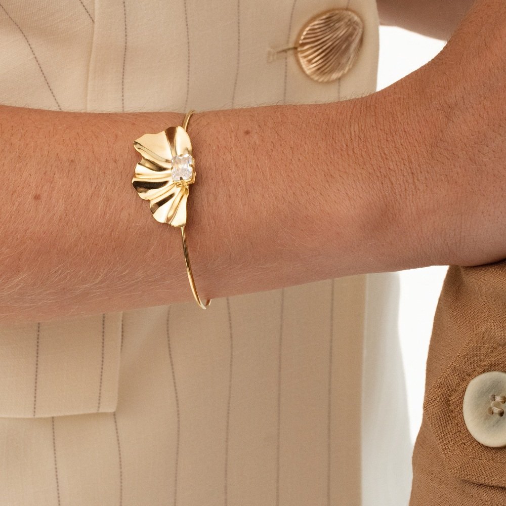 BRACELETE 6 CM DIAM FIO 1,5 MM MEIA FOLHA ORGANICA AMASSADA 3,3 CM COM PEDRA DE ESTAMP