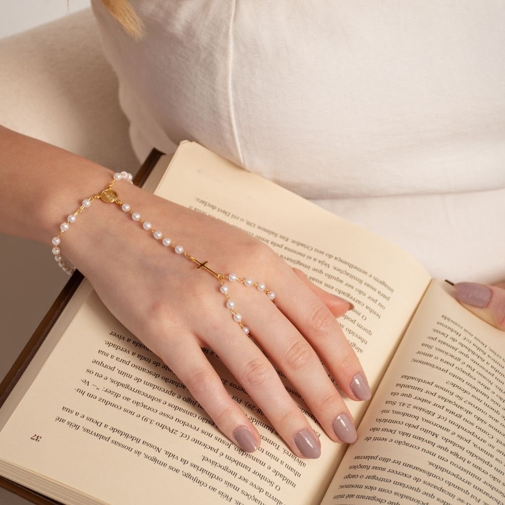 PULSEIRA DE MAO (HAND CHAIN) PEROLA CRUZ NS GRACAS + 7 CM EXT